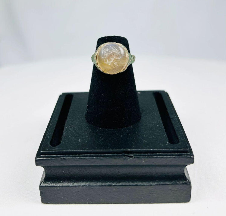 Garnet bezel ring from 2nd–1st century BCE reflecting Hellenistic craftsmanship