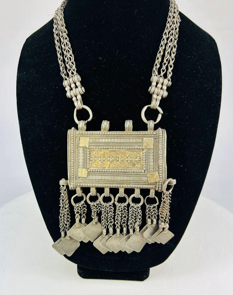 Omani hirz necklace with gilded accents and intricate filigree design