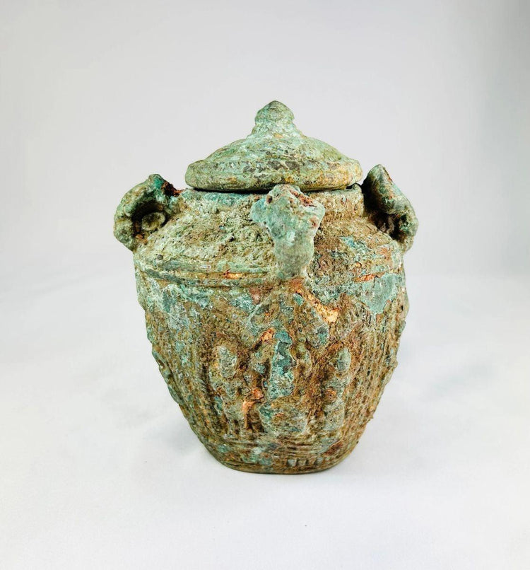 Close-up of Shang–Zhou bronze jar showing detailed surface motifs and verdigris patina, used for ancestral or ceremonial offerings, 2nd millennium BCE.
