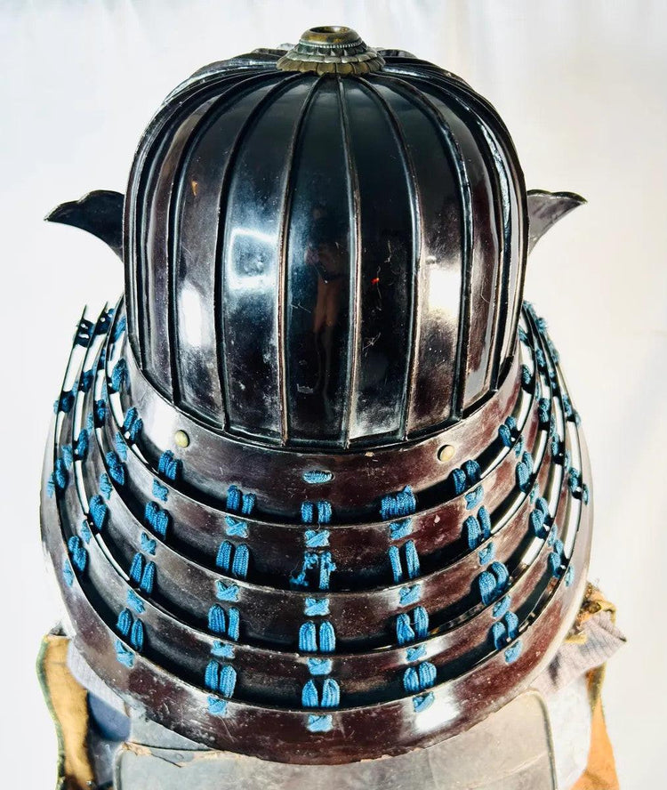Muromachi samurai suji-bachi kabuto with black lacquer finish and extended fukigaeshi, 14th–16th century Japan.