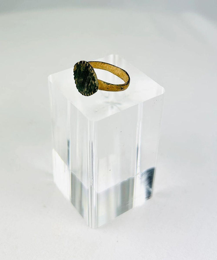 Ancient Roman ring with oval bezel and incised linear motif