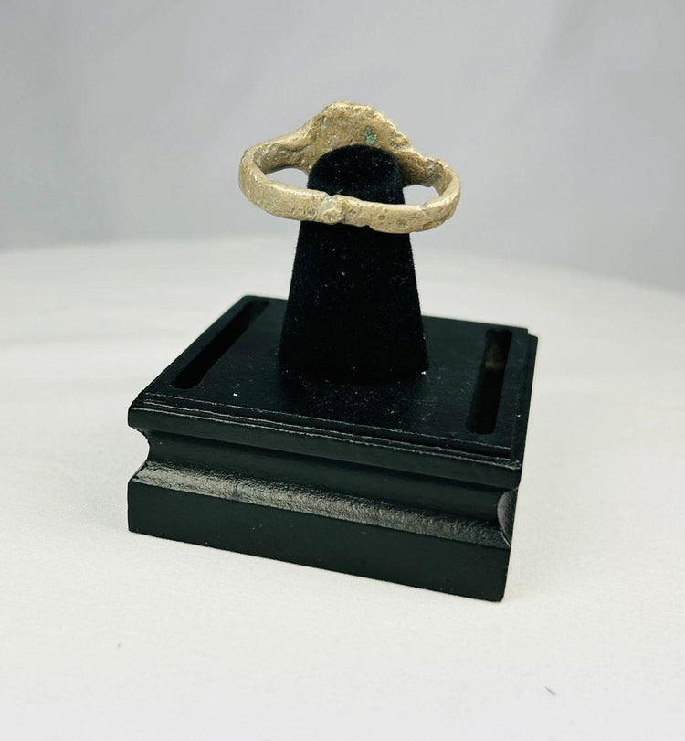Sassanian bronze ring featuring predator-prey design symbolizing strength
