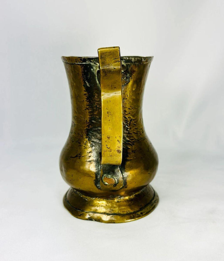 Antique Georgian brass tankard featuring cylindrical body and single handle