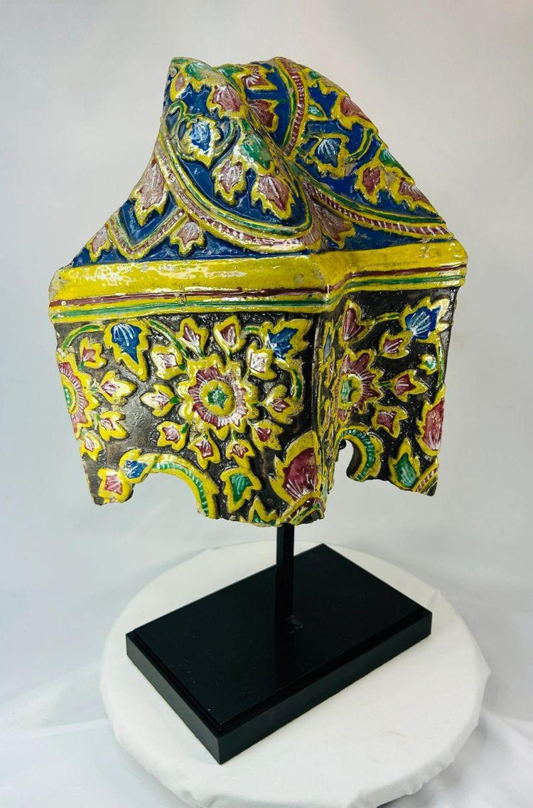 Late 18th-century Rattanakosin corner tile featuring floral and geometric designs