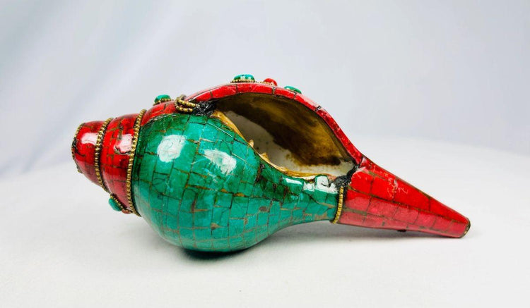 Sacred Qing Dynasty Tibetan conch trumpet used in Buddhist ceremonies