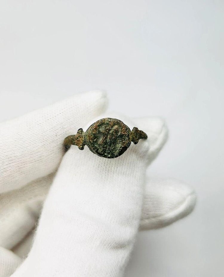 Ancient Roman cast bronze seal ring 1st–3rd century CE with engraved hippocampus
