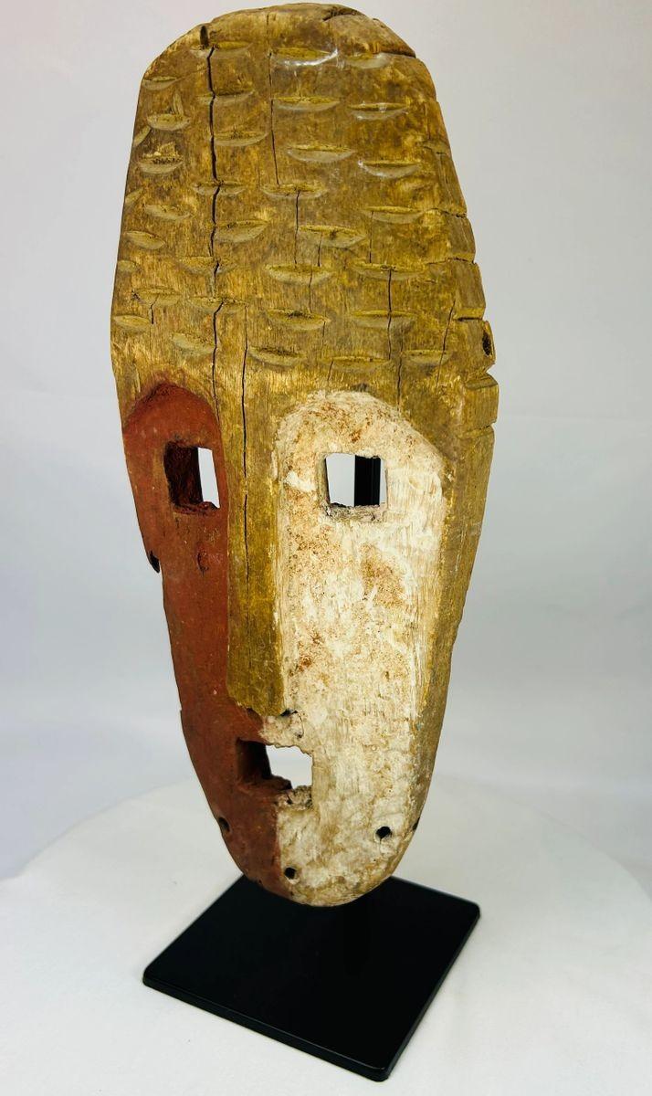 Papua New Guinea dual-colored Sepik River ceremonial mask circa 1900–1940