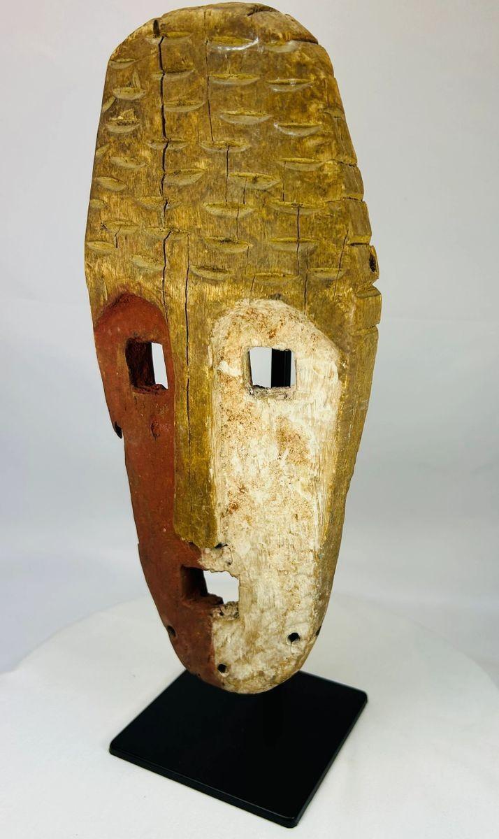 Papua New Guinea dual-colored Sepik River ceremonial mask circa 1900–1940