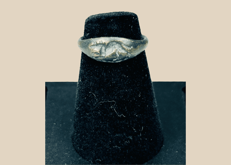 Ancient Roman bronze ring with raised mouse motif bezel and archaeological patina