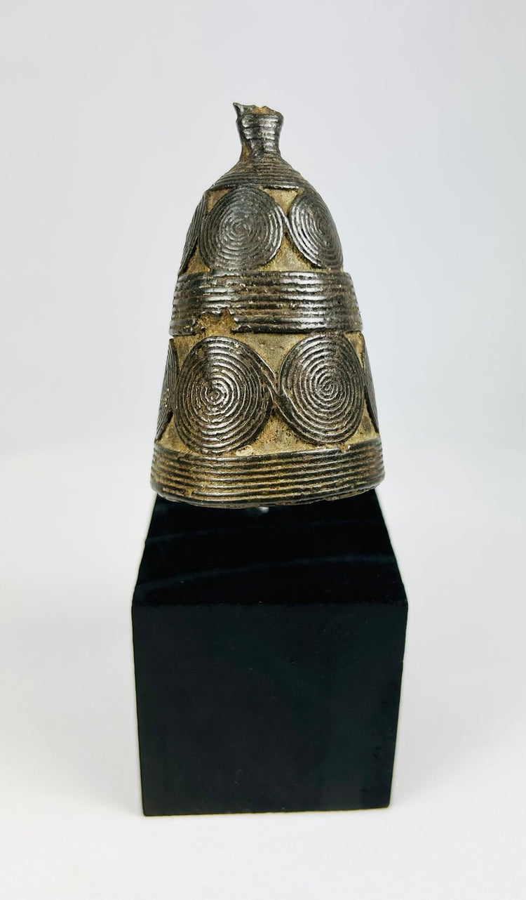 Antique Tibetan Buddhist ritual ghanta bell in cast bronze with vajra handle and lotus petal decoration.