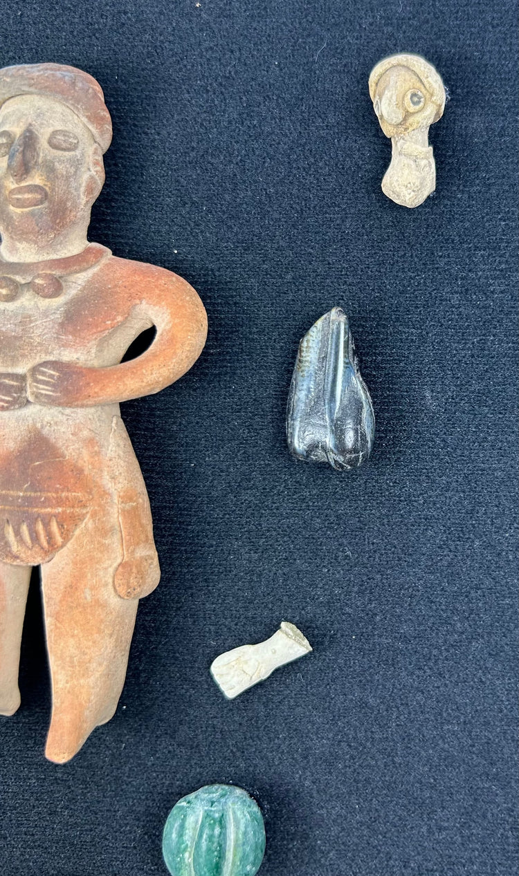 Precolombino curado | Caja de sombras de artefactos | Figuras y cuentas | Circa 300 a. C.–900 d. C.