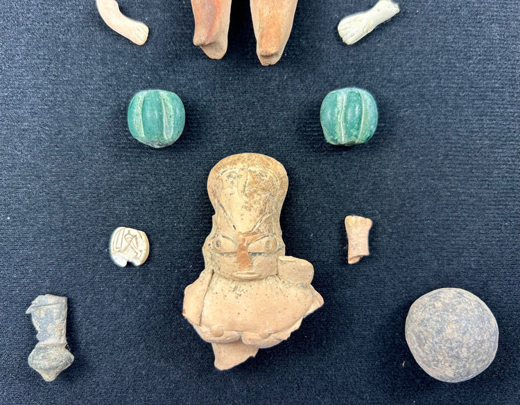 Precolombino curado | Caja de sombras de artefactos | Figuras y cuentas | Circa 300 a. C.–900 d. C.