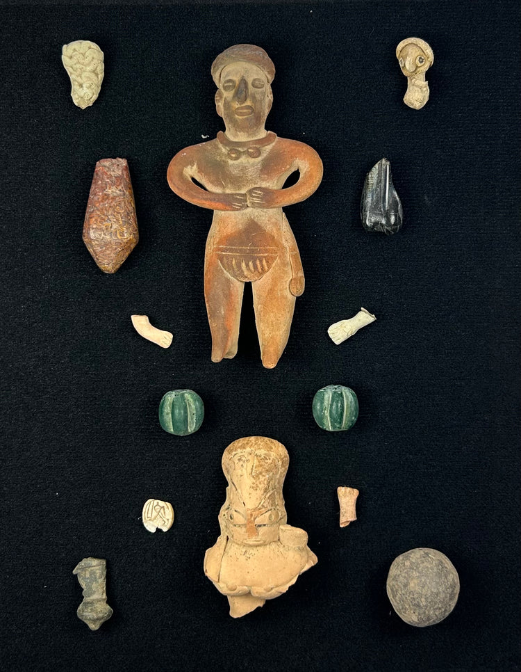 Precolombino curado | Caja de sombras de artefactos | Figuras y cuentas | Circa 300 a. C.–900 d. C.