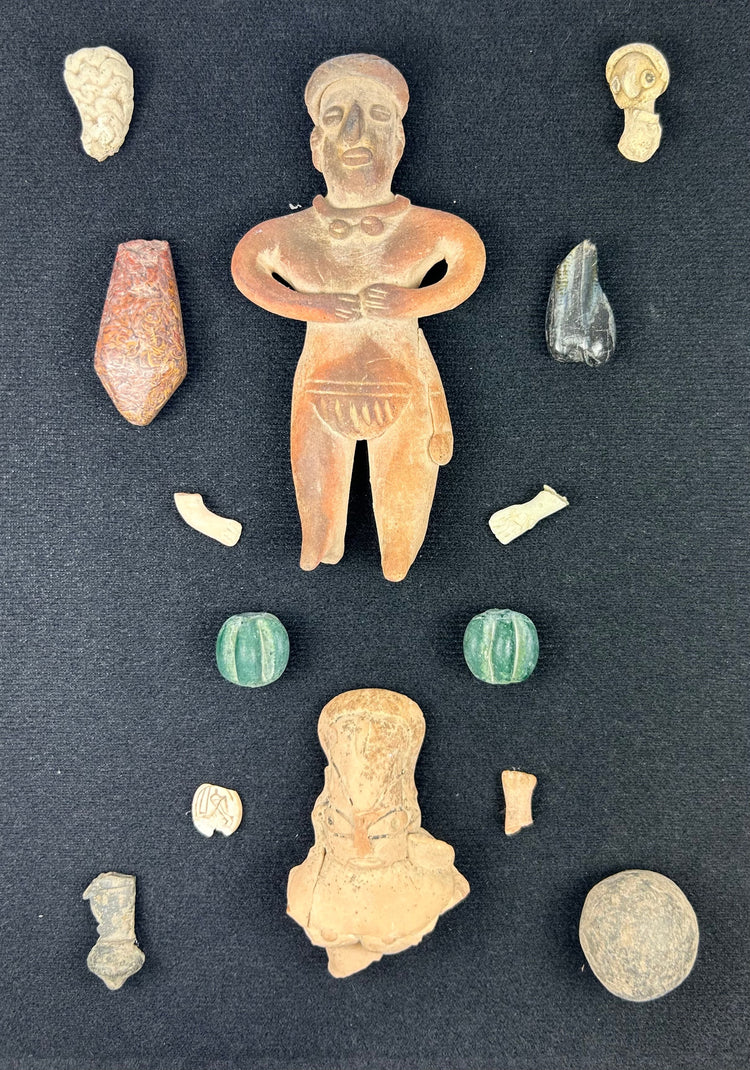 Precolombino curado | Caja de sombras de artefactos | Figuras y cuentas | Circa 300 a. C.–900 d. C.