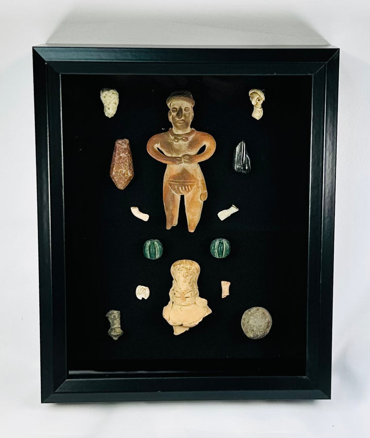 Precolombino curado | Caja de sombras de artefactos | Figuras y cuentas | Circa 300 a. C.–900 d. C.