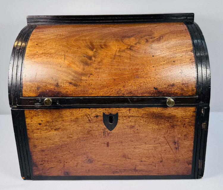Early 19th century mahogany decanter case displaying rich wood grain, hinged construction and brass fittings