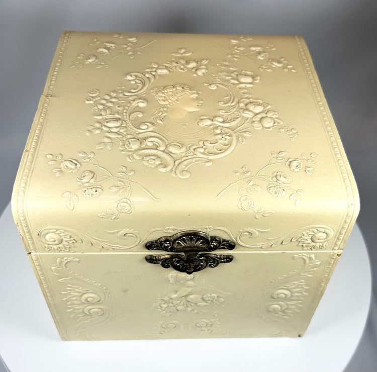 Decorative early 20th century collar box with classical portrait medallion