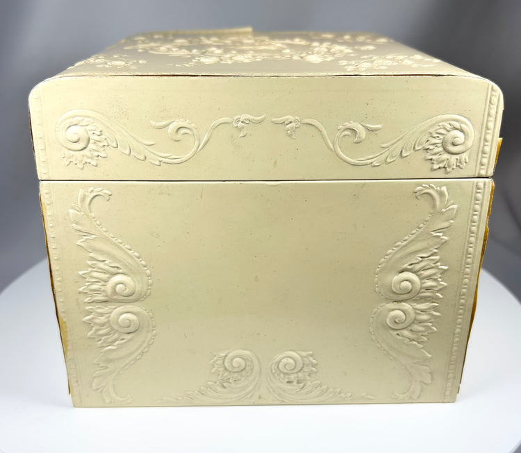 Historic collar storage box with Arrow De Luxe collars and silk interior