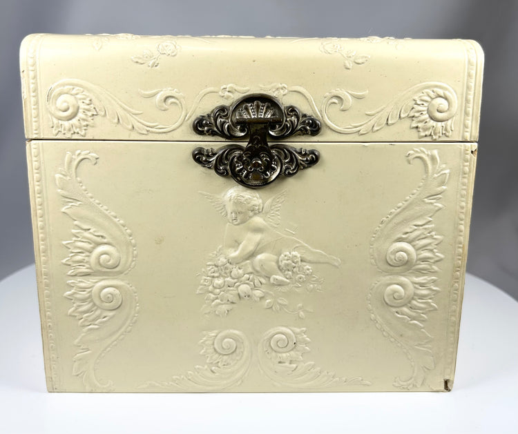 Edwardian molded collar case with starched linen collars and metal clasp