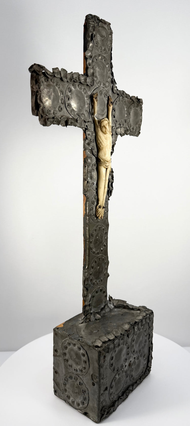 Side profile highlighting thickness of wooden structure and tin relief details