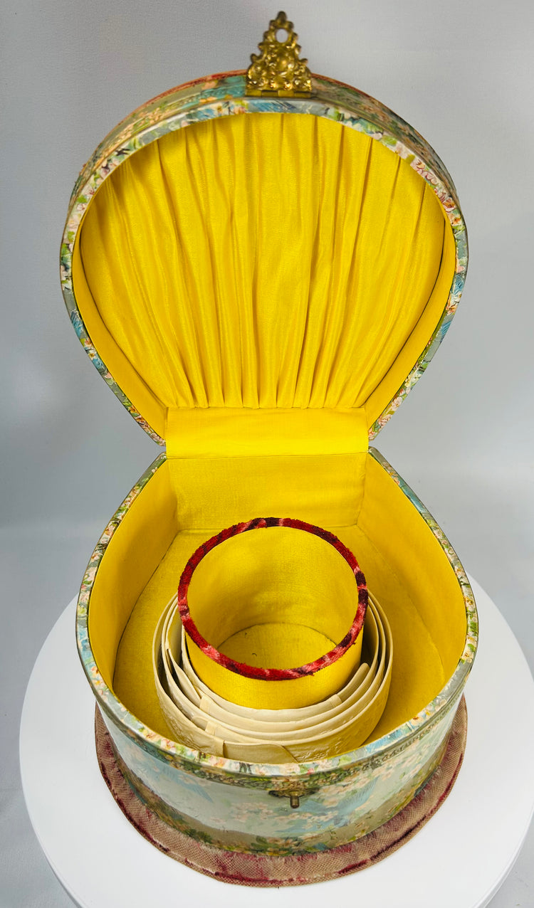 Early 20th century gentleman’s collar box with silk lining and decorative lid artwork