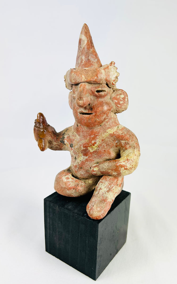 Figura sedente de Nayarit con tocado cónico alto | Oeste de México | Circa 100 a. C.–300 d. C.