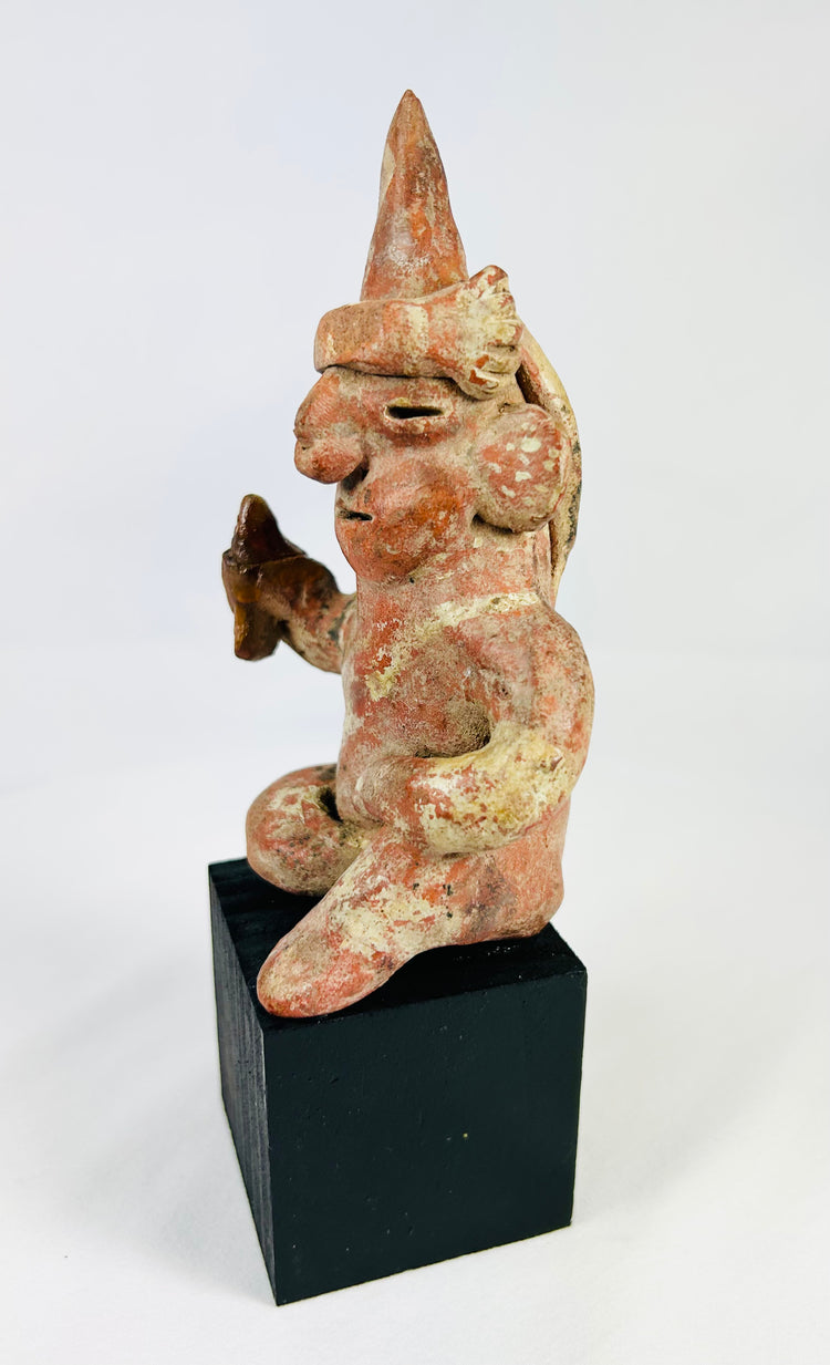 Figura sedente de Nayarit con tocado cónico alto | Oeste de México | Circa 100 a. C.–300 d. C.