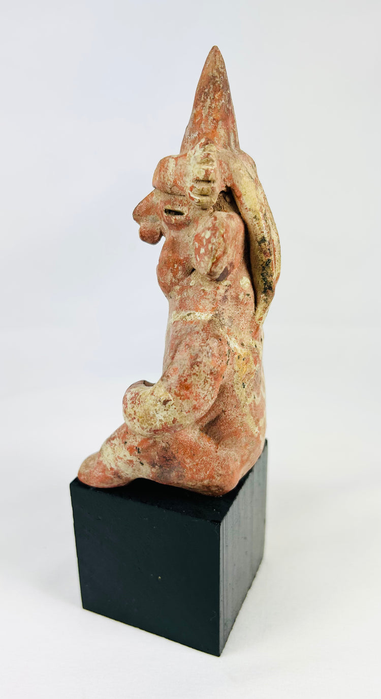 Figura sedente de Nayarit con tocado cónico alto | Oeste de México | Circa 100 a. C.–300 d. C.