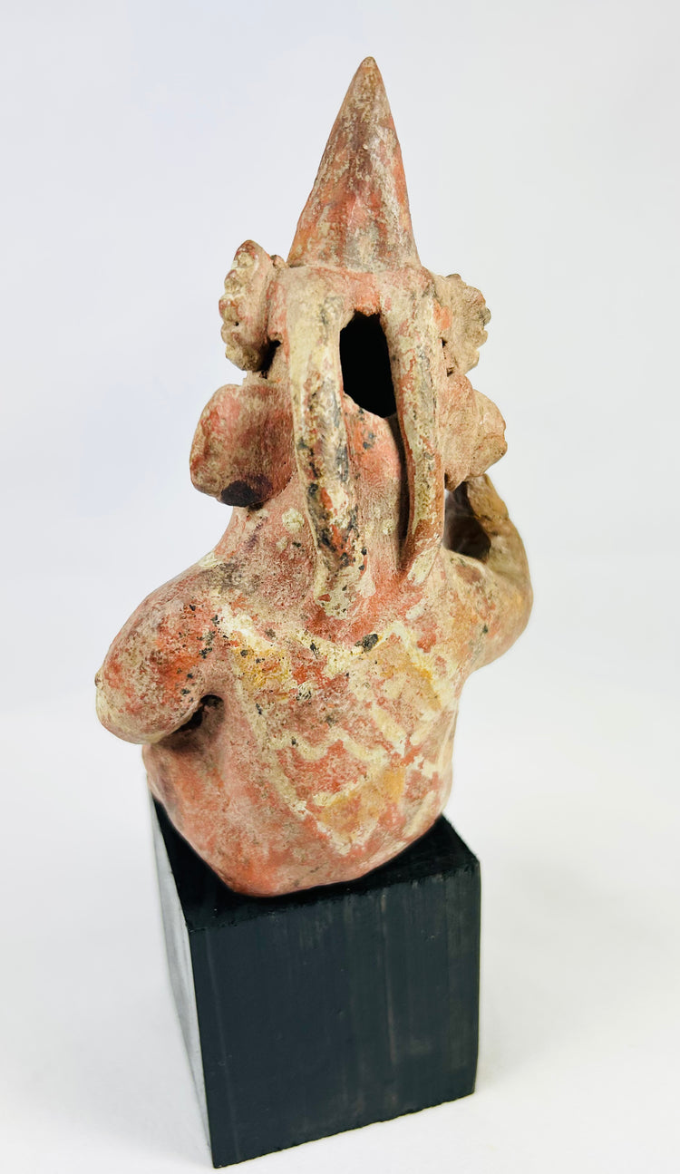 Figura sedente de Nayarit con tocado cónico alto | Oeste de México | Circa 100 a. C.–300 d. C.