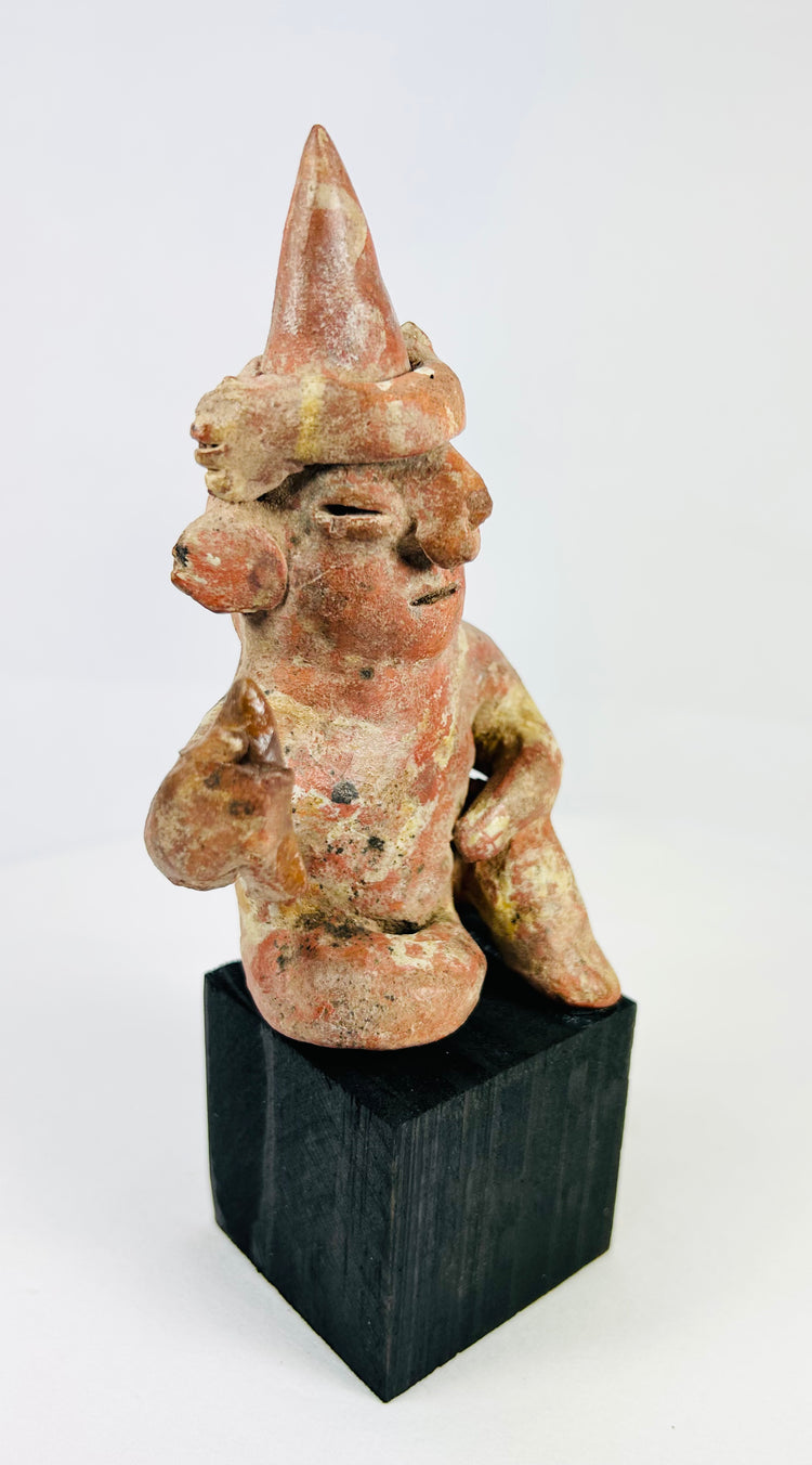 Figura sedente de Nayarit con tocado cónico alto | Oeste de México | Circa 100 a. C.–300 d. C.