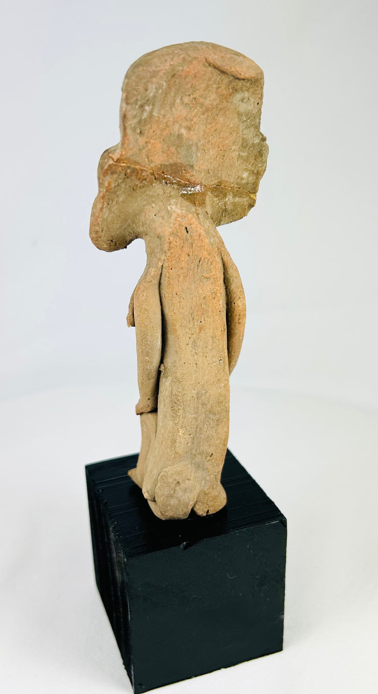 Asistente clásico de terracota teotihuacana | Manos sobre las rodillas | Circa 250-600 d. C.