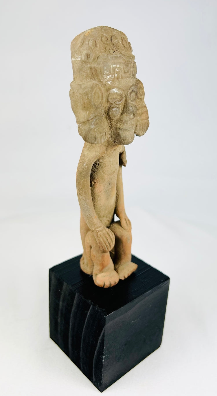 Asistente clásico de terracota teotihuacana | Manos sobre las rodillas | Circa 250-600 d. C.