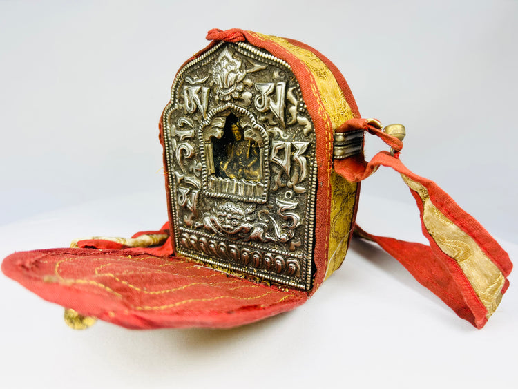 Relicario budista antiguo Gau | Santuario portátil con reverso dorado | Siglos XVIII-XIX