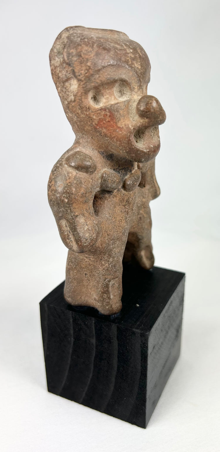 Figura ritual precolombina | Escultura de arcilla modelada a mano | Exhibición montada | Circa 300 a. C.–500 d. C.