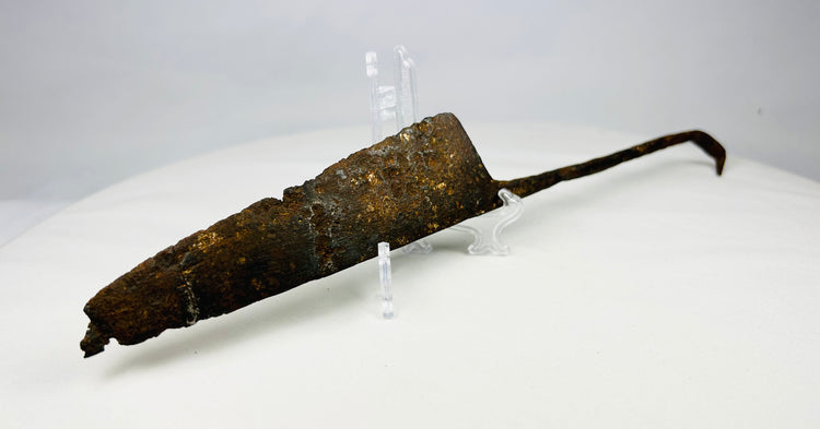 High to Late Middle Ages single-edged knife with tapered point and full tang