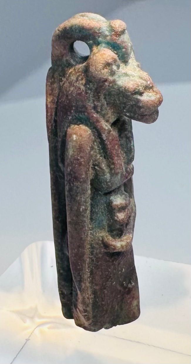 Detail of the prominent open suspension loop rising behind the goddess’s head
