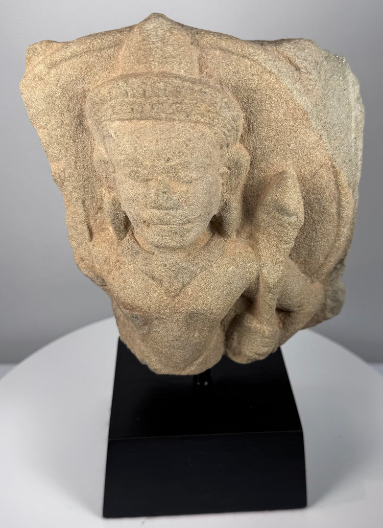 Fragment de dévotion de l'Empire khmer | Padmapani (Avalokiteshvara) en pierre sculptée | Vers le XIIe siècle