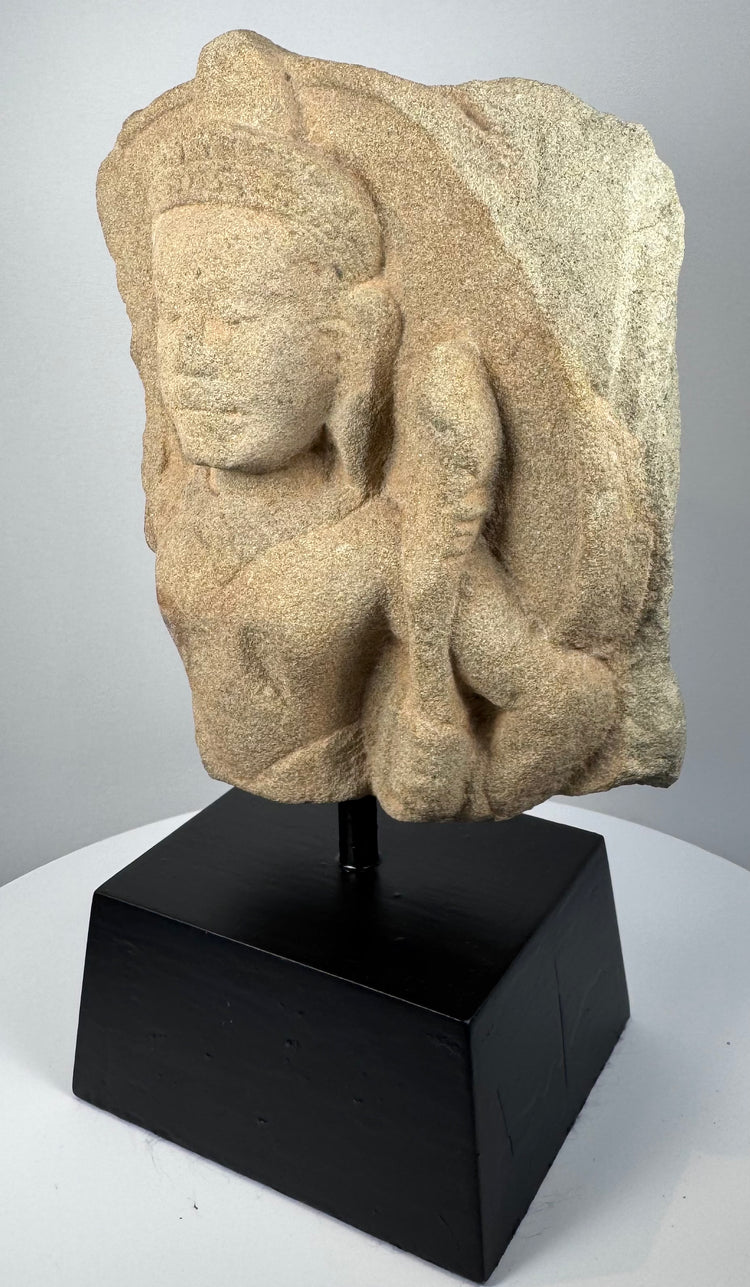 Fragment de dévotion de l'Empire khmer | Padmapani (Avalokiteshvara) en pierre sculptée | Vers le XIIe siècle