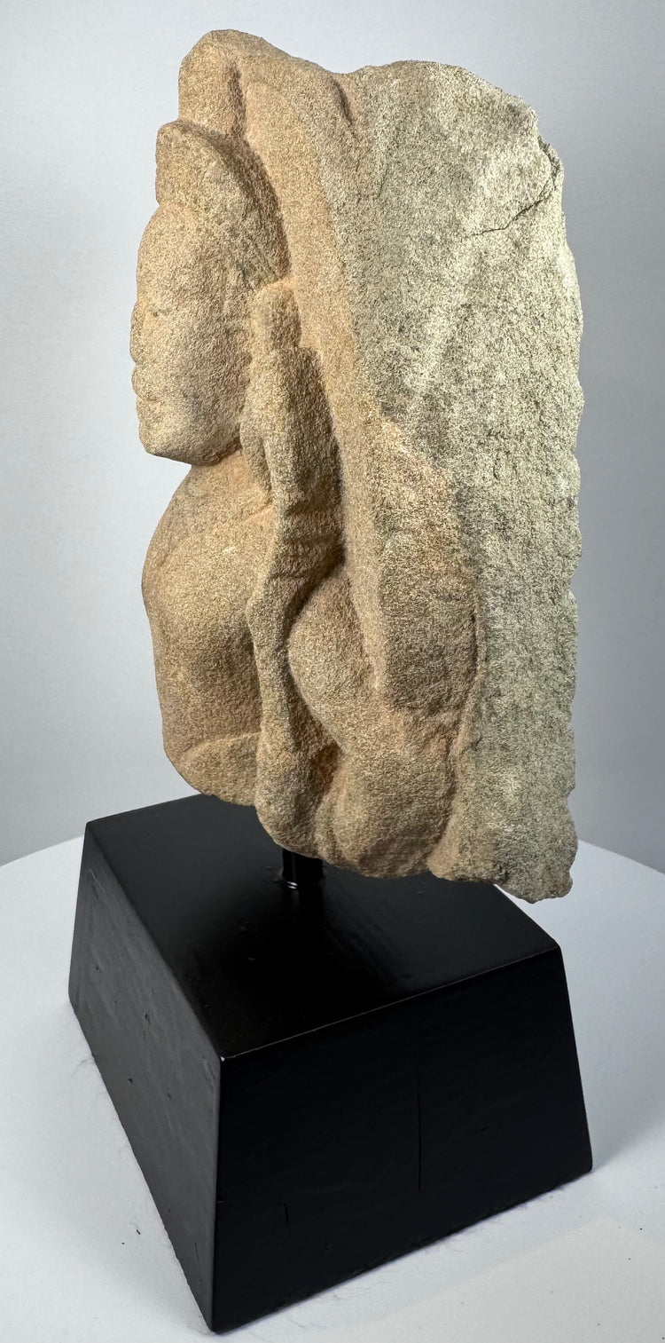 Fragment de dévotion de l'Empire khmer | Padmapani (Avalokiteshvara) en pierre sculptée | Vers le XIIe siècle