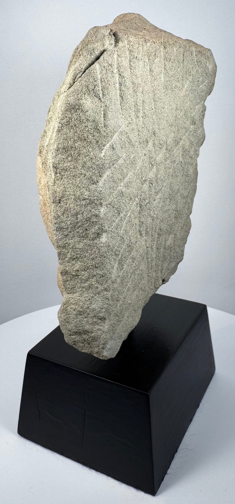 Fragment de dévotion de l'Empire khmer | Padmapani (Avalokiteshvara) en pierre sculptée | Vers le XIIe siècle
