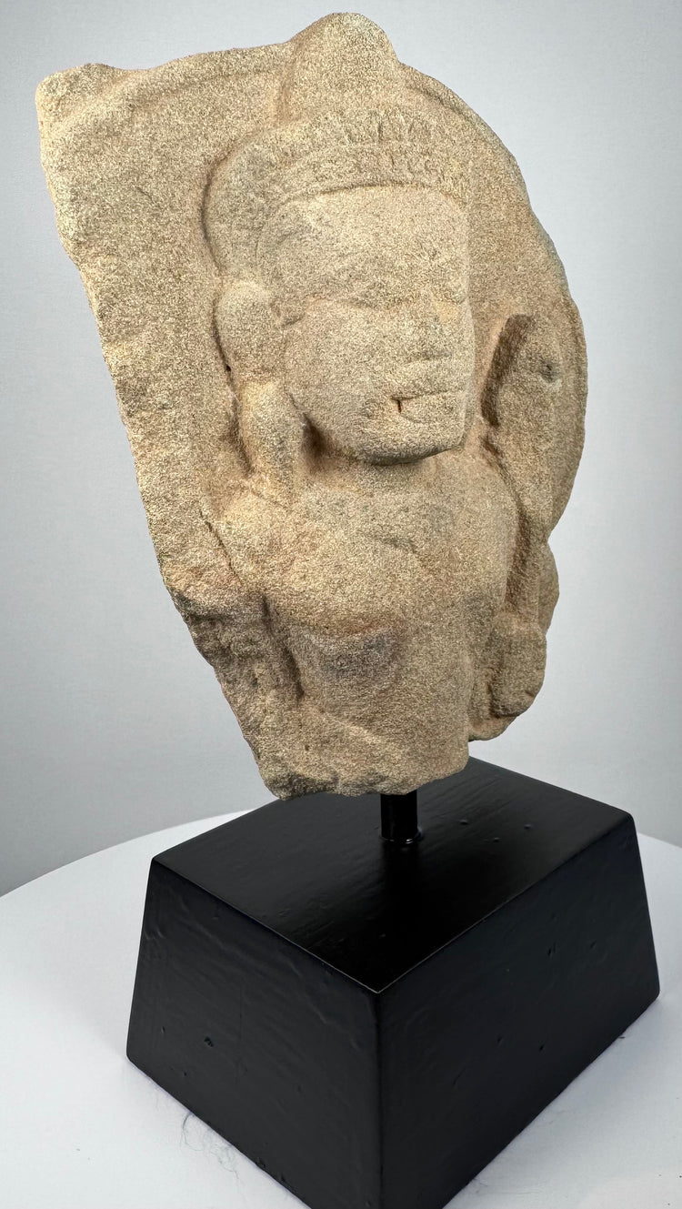 Fragment de dévotion de l'Empire khmer | Padmapani (Avalokiteshvara) en pierre sculptée | Vers le XIIe siècle