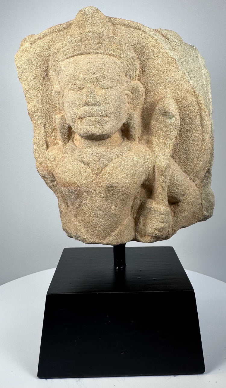 Fragment de dévotion de l'Empire khmer | Padmapani (Avalokiteshvara) en pierre sculptée | Vers le XIIe siècle