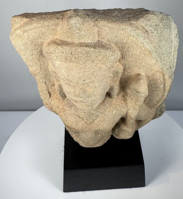 Fragment de dévotion de l'Empire khmer | Padmapani (Avalokiteshvara) en pierre sculptée | Vers le XIIe siècle