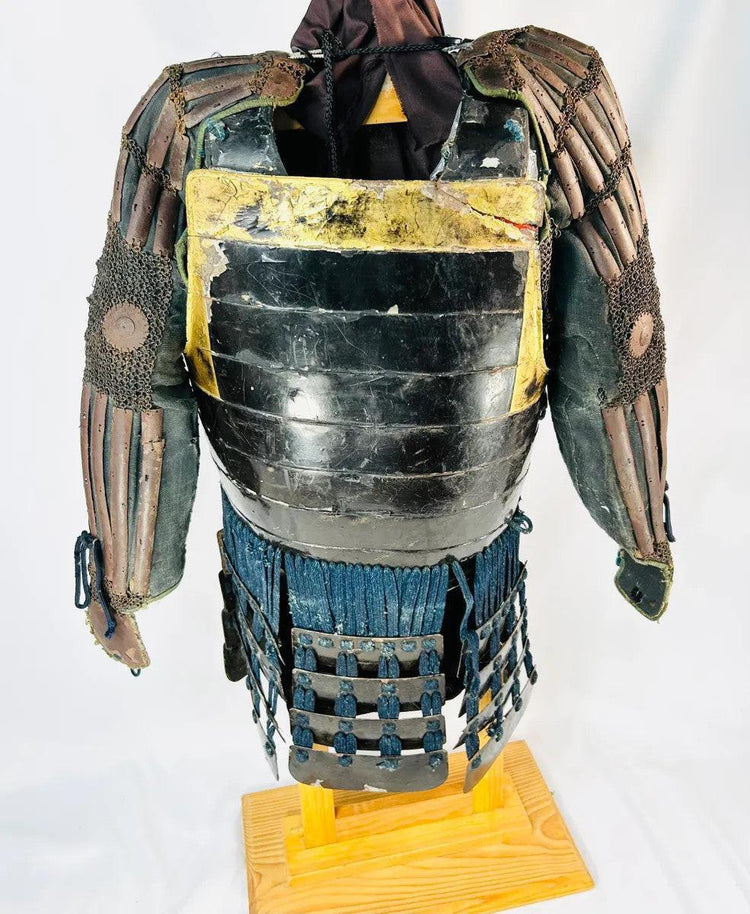 Japanese Samurai Do-Maru Armour with Takeda Clan Crest | 14th–16th Century
