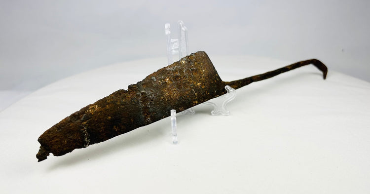 High to Late Middle Ages single-edged knife with tapered point and full tang