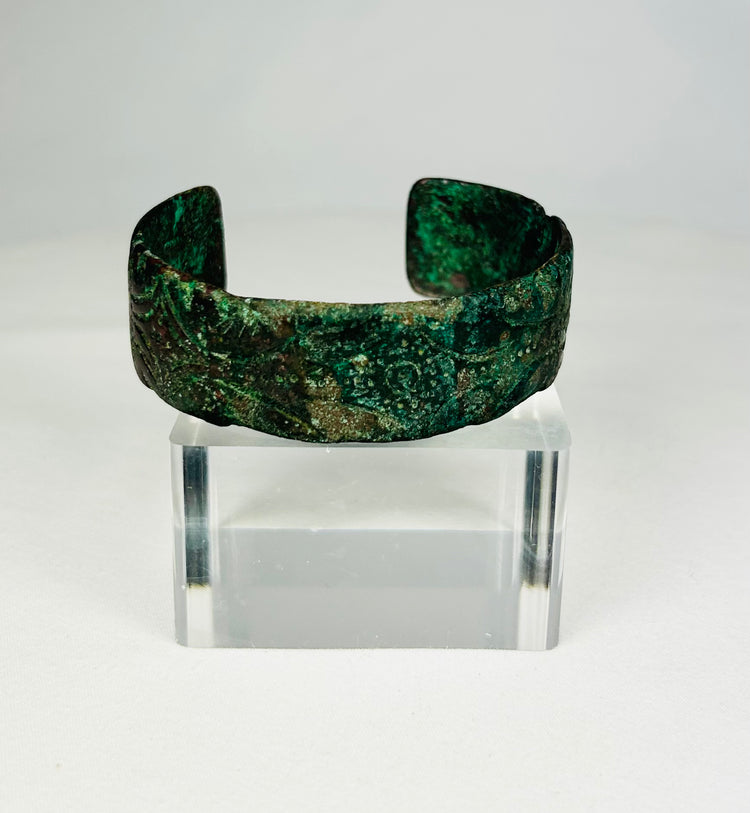 Ancient Persian Sassanian bronze cuff bracelet, open-ended, with incised geometric and floral patterns and natural green patina, circa 3rd–6th century CE