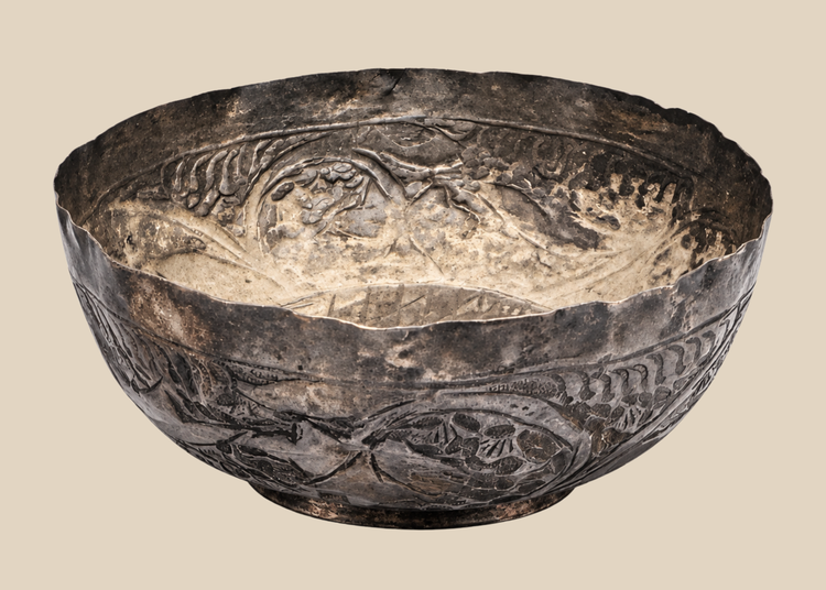 Medieval Seljuk silver unguent bowl from Persia dating to the 12th–13th century, featuring finely engraved floral and geometric decoration.