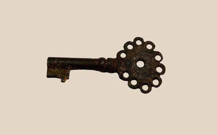 Spanish Colonial iron key, circa 16th–18th century, forged with pierced head and natural oxidation. Compact functional key used for doors, chests, or storage in the Spanish Empire, reflecting colonial craftsmanship, authority, and utilitarian design.