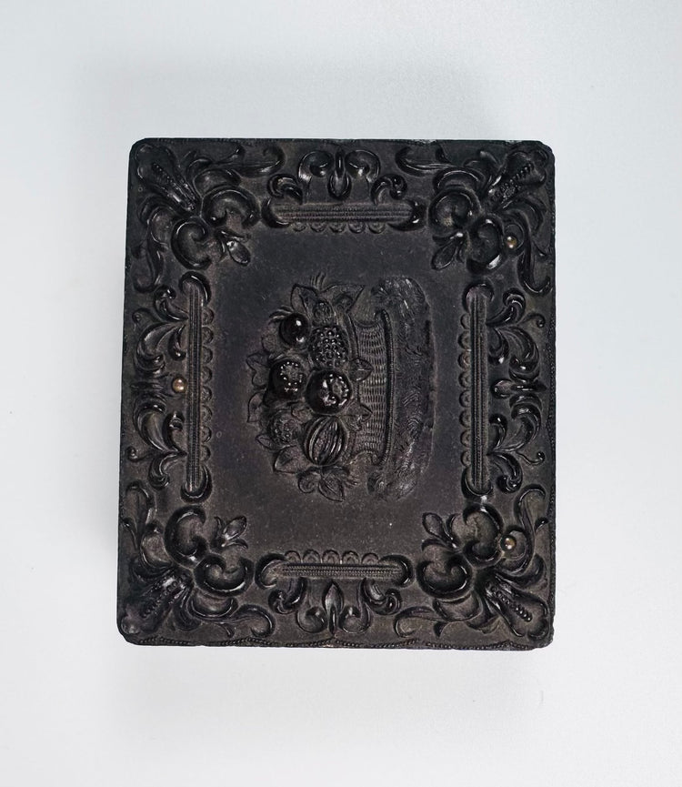 Early American daguerreotype portrait with gilt brass mat and velvet-lined Union case