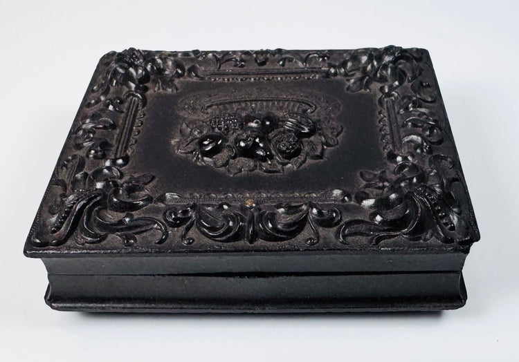 Rare mid-Victorian daguerreotype photograph in original decorative Union case